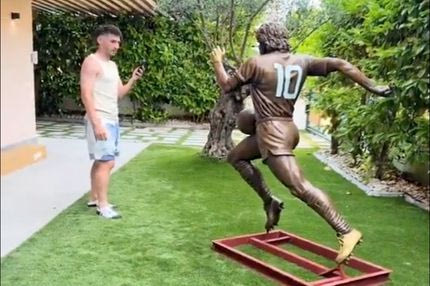 Ο Μπίλι Γκίλμουρ έστησε στο σπίτι του άγαλμα του Μαραντόνα σε φυσικό μέγεθος